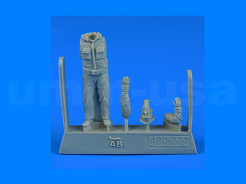 AB480224 USAAF WWII Pilot Figure 1/48